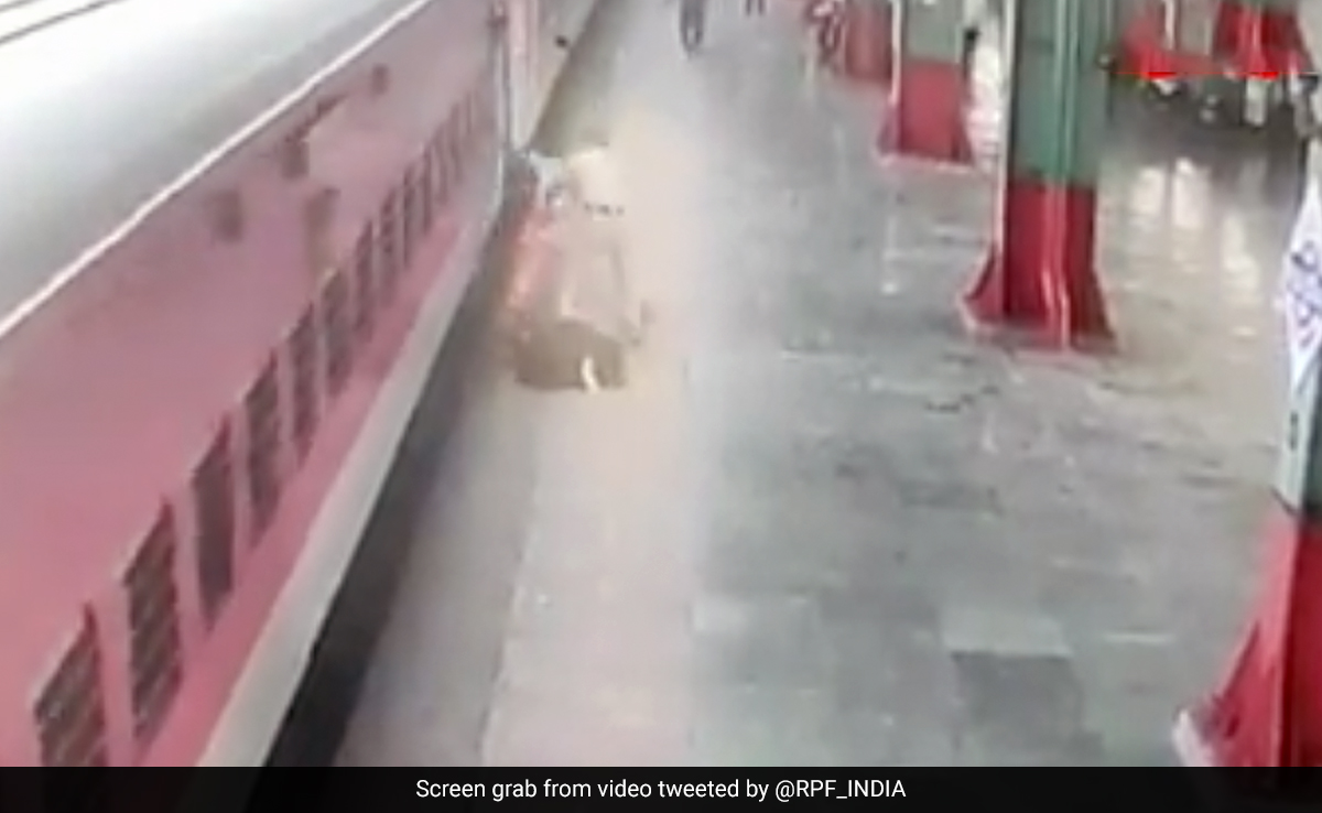 RPF Constable Earns Praise For Acting Timely, Saving Passenger At Mumbai&rsquo;s Bandra Terminus