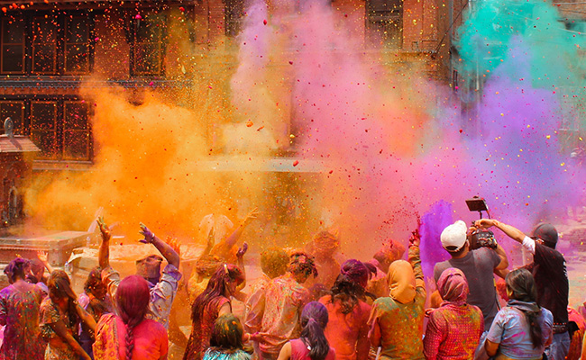 The Perfect Holi Playlist Of Bollywood Music Exists And It Includes <i>Balam Pichkari</i>, <i>Soni Soni</i> And More