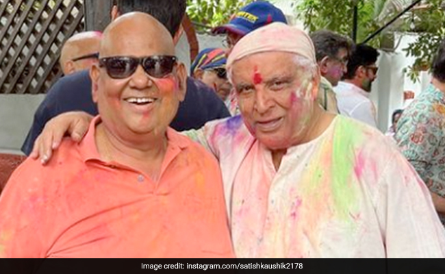 After Satish Kaushik's Funeral, Javed Akhtar Tweeted This Poetic Tribute