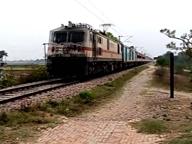 प्रयागराज के इस क्षेत्र में लोग ट्रेन का टिकट खरीदते हैं लेकिन यात्रा नहीं करते, जानिए क्यों?