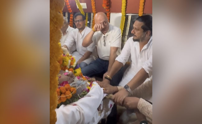 दोस्त सतीश कौशिक के पार्थिव शरीर के पास बैठकर यूं रोते नजर आए अनुपम खेर, एक्टर के नहीं रुक रहे आंसू