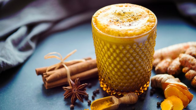 Ginger has powerful anti-inflammatory properties and turmeric milk boosts immunity