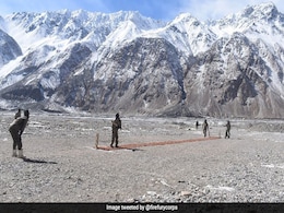 "हम असंभव को संभव बनाते हैं" : पूर्वी लद्दाख में शून्य से नीचे तापमान में क्रिकेट खेलते दिखे सेना के जवान "हम असंभव को संभव बनाते हैं" : पूर्वी लद्दाख में शून्य से नीचे तापमान में क्रिकेट खेलते दिखे सेना के जवान