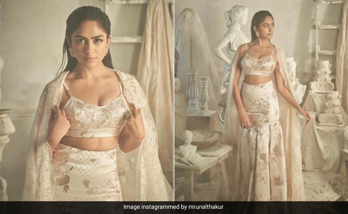 आइवरी लहंगे में बेहद गॉर्जियस लग रही हैं मृणाल ठाकुर, फैन्स कर रहे जमकर तारीफ