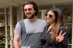 स्टाइलिश अंदाज़ में पति जेम्स संग नज़र आईं शमा सिकंदर स्टाइलिश अंदाज़ में पति जेम्स संग नज़र आईं शमा सिकंदर