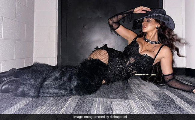 कोर्सेट ड्रेस और फिशनेट स्टॉकिंग्स में दिखा दिशा पाटनी का शानदार स्टाइल