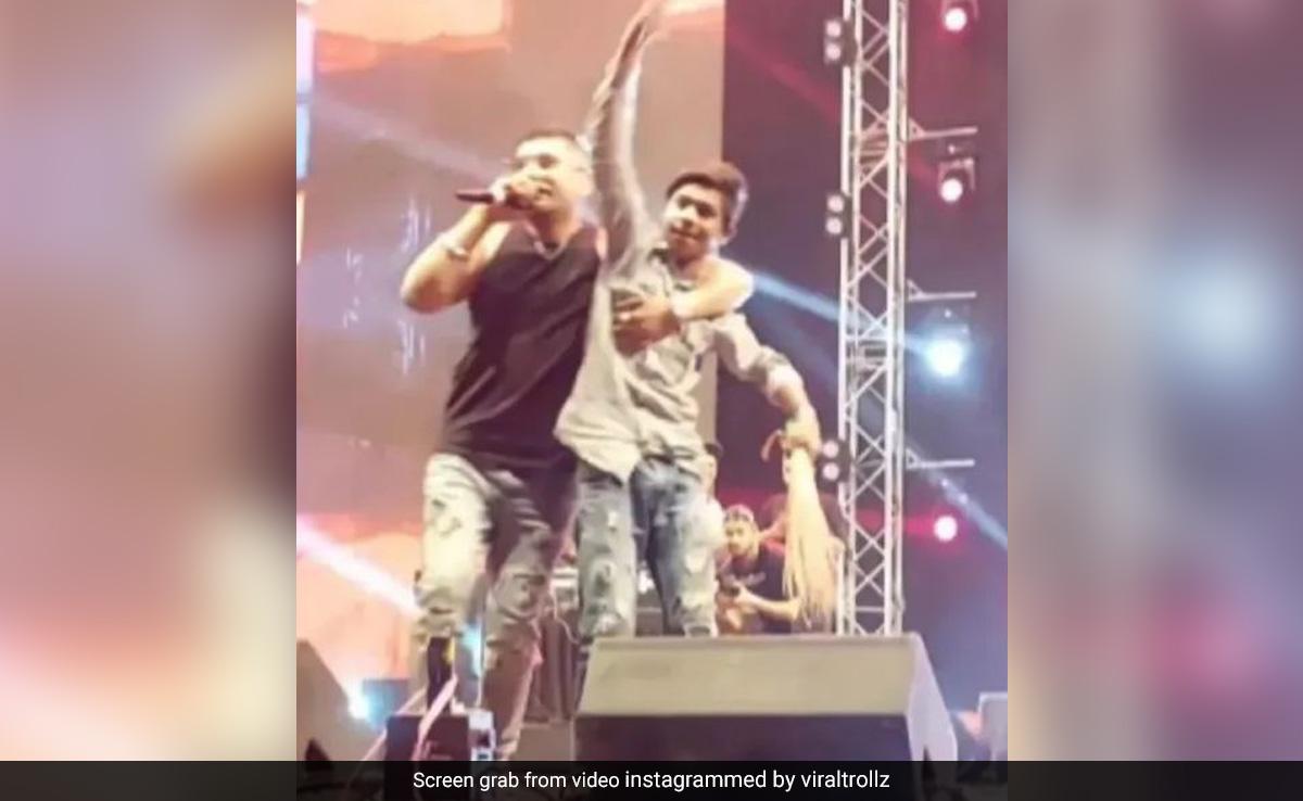 लाईव कॉन्सर्ट में स्टेज साफ कर रहे लड़के को यो यो हनी सिंह ने अपनी धुन खूब नचाया, जनता बोली- सिर्फ ये ही असली है, बाकी सब फर्जी