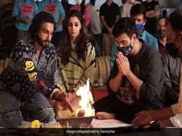 धर्मेंद्र, आलिया भट्ट और रणवीर सिंह के साथ 'रॉकी और रानी की प्रेम कहानी' की पूरी हुई शूटिंग, करण जौहर ने शेयर की सेट से PICS धर्मेंद्र, आलिया भट्ट और रणवीर सिंह के साथ 'रॉकी और रानी की प्रेम कहानी' की पूरी हुई शूटिंग, करण जौहर ने शेयर की सेट से PICS