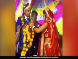 वरमाला डालने के बाद दूल्हे के दोस्तों ने की ऐसी हरकत, देख दुल्हन भी रह गई हैरान, लोग बोले- प्रैक्टिस में कमी रह गई वरमाला डालने के बाद दूल्हे के दोस्तों ने की ऐसी हरकत, देख दुल्हन भी रह गई हैरान, लोग बोले- प्रैक्टिस में कमी रह गई