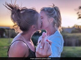 कभी विराट को किया था प्रपोज, अब इंग्लैंड की इस महिला क्रिकेटर ने अपनी गर्लफ्रेंड से सगाई करके सबको चौंकाया कभी विराट को किया था प्रपोज, अब इंग्लैंड की इस महिला क्रिकेटर ने अपनी गर्लफ्रेंड से सगाई करके सबको चौंकाया
