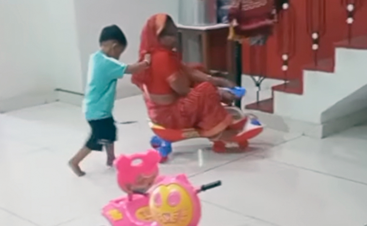 VIDEO: पोते के साथ खेलते-खेलते खुद बच्ची बनी दादी, साइकिल पर सवार दादी को देख बच्चे ने दिए कमाल के रिएक्शन