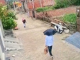 Video: खालिस्तानी नेता अमृतपाल सिंह हरियाणा में, CCTV कैमरे की नजर से बचने को छाता का सहारा Video: खालिस्तानी नेता अमृतपाल सिंह हरियाणा में, CCTV कैमरे की नजर से बचने को छाता का सहारा