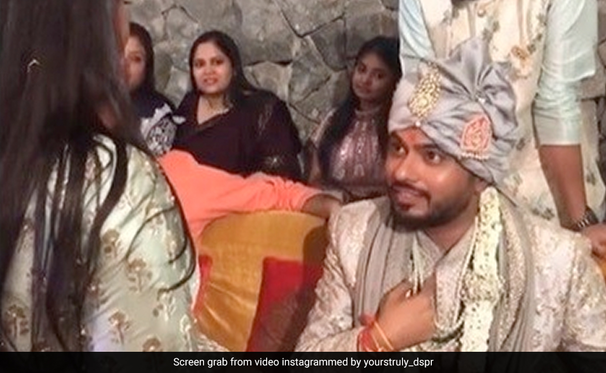 मिलिए समझदार जीजा से जिसने साली को नाराज भी नहीं किया, पैसे भी नहीं दिए और ले लिए जूते- देखें VIDEO