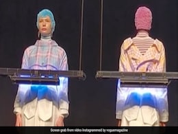 फैशन शो में खड़े-खड़े बदल गई ड्रेस, सफेद पोशाक मिनटों में बन गई रंग-बिरंगी कुछ इस तरह, देखें Video  फैशन शो में खड़े-खड़े बदल गई ड्रेस, सफेद पोशाक मिनटों में बन गई रंग-बिरंगी कुछ इस तरह, देखें Video