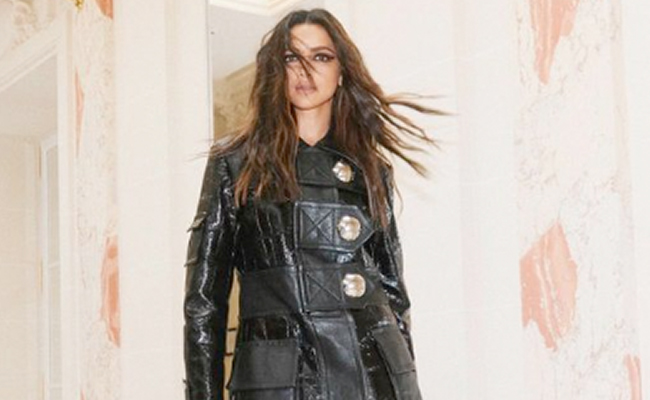 'पठान' की सफलता के बीच 'पेरिस फैशन वीक' में पहुंचीं दीपिका पादुकोण, ऑल ब्लैक लुक ने जीता फैन्स का दिल