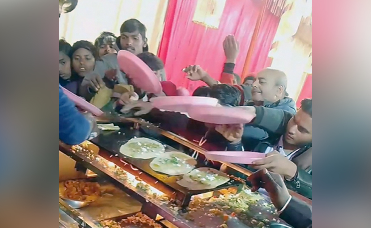 VIDEO: शादी में डोसे के स्टॉल पर मची ऐसी लूट, देख लोटपोट हुए Netizens