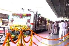 पीएम मोदी ने दुनिया के सबसे लंबे रेलवे प्लेटफॉर्म को देश को समर्पित किया  पीएम मोदी ने दुनिया के सबसे लंबे रेलवे प्लेटफॉर्म को देश को समर्पित किया