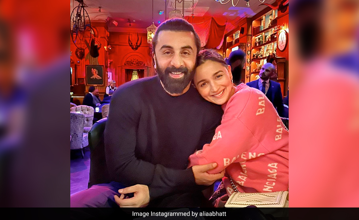 30 साल की हुई बीवी तो रणबीर कपूर ने जमकर लुटाया प्यार, विदेश में दी शानदार पार्टी- देखें PHOTOS