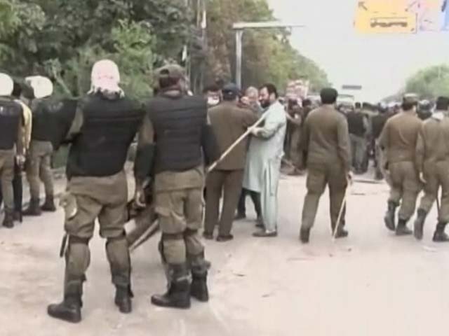 Pak Police Break Into Imran Khan's Home Hours After He Leaves For Court