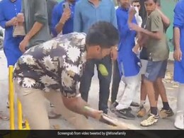 गली क्रिकेट में सूर्यकुमार यादव ने मारा 'सुपला शॉट', देखकर लोगों के उड़े होश, देखें Video गली क्रिकेट में सूर्यकुमार यादव ने मारा 'सुपला शॉट', देखकर लोगों के उड़े होश, देखें Video