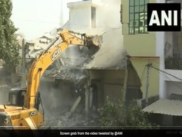 उमेश पाल हत्याकांड: अतीक अहमद के करीबी सफदर अली के मकान पर चला बुलडोजर, देखिए वीडियो उमेश पाल हत्याकांड: अतीक अहमद के करीबी सफदर अली के मकान पर चला बुलडोजर, देखिए वीडियो