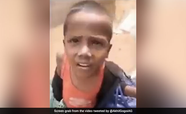 VIDEO: "अंकल, 10 मिनट और लगेंगे, सारा सामान बाहर नहीं निकला"- बुलडोजरों को रोकने के लिए मासूम की पुलिस से गुहार