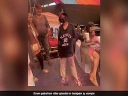 मुंह पर मास्क, लूज टी-शर्ट और बिखरे बालों में होली पार्टी में यूं मस्ती करती दिखीं शहनाज गिल, फैन्स बोले- लव यू सना मुंह पर मास्क, लूज टी-शर्ट और बिखरे बालों में होली पार्टी में यूं मस्ती करती दिखीं शहनाज गिल, फैन्स बोले- लव यू सना