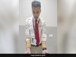 हाथों में 'चिपकाकर' ले जा रहा था 1.5 किलो सोना, Air India का केबिन क्रू गिरफ्तार हाथों में 'चिपकाकर' ले जा रहा था 1.5 किलो सोना, Air India का केबिन क्रू गिरफ्तार