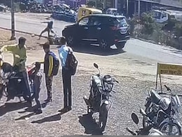 VIDEO: कांग्रेस नेता दिग्विजय सिंह की कार ने बाइक सवार को मारी टक्कर, पूर्व CM ने खुद अस्पताल में भर्ती कराया VIDEO: कांग्रेस नेता दिग्विजय सिंह की कार ने बाइक सवार को मारी टक्कर, पूर्व CM ने खुद अस्पताल में भर्ती कराया