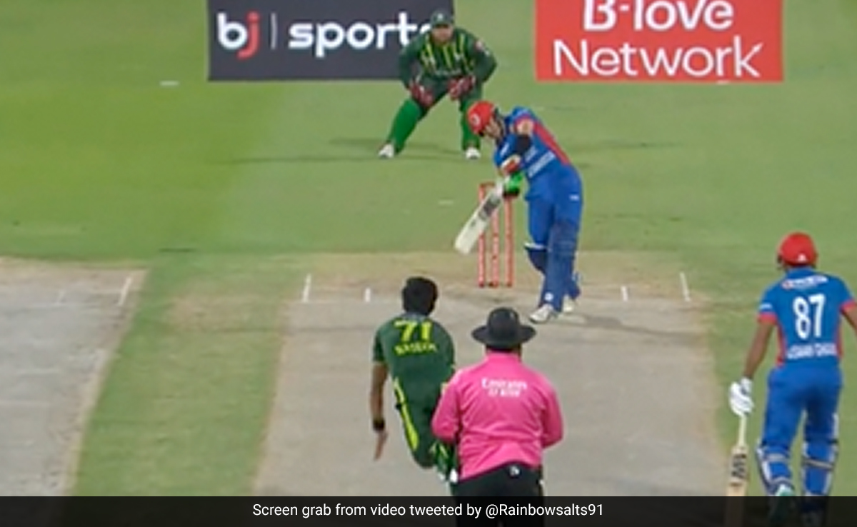 PAK vs AFG 2nd T20: Naseem Shah की गेंद पर Rahmanullah Gurbaz ने ऐसे घुमाया बल्ला, 'हवाई सफर पर निकल गई गेंद' - VIDEO