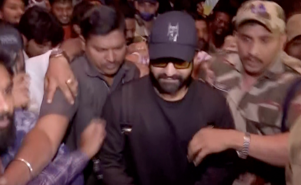 <i>RRR</i> Star Jr NTR Returns In Blaze Of Oscar Glory, Mobbed At Hyderabad Airport - Watch