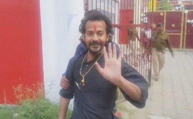 एक हाथ में पिस्टल और दूसरे में राइफल...: पटना में स्कूल डायरेक्टर की दबंगई का VIDEO VIRAL