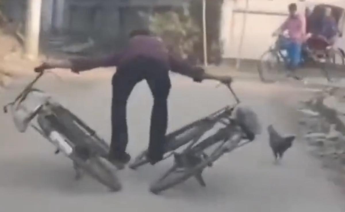 दो साइकिलों की मदद से शख्स ने बना दी चार पहिए वाली गाड़ी, देसी जुगाड़ देख एलन मस्क भी हैरान हो जाएंगे