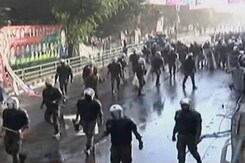 Pak Ex PM Imran Khan Faces Arrest, Hundreds Of Supporters Block Police Pak Ex PM Imran Khan Faces Arrest, Hundreds Of Supporters Block Police