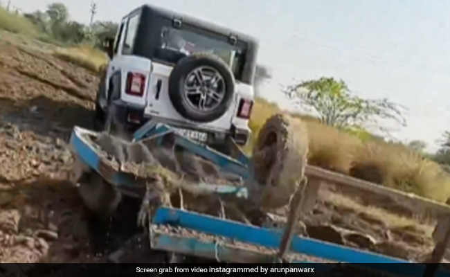 शख्स ने महिंद्रा Thar से जोत डाला पूरा खेत, लोगों ने लिए मज़े, बोले- शक्तियों का गलत इस्तेमाल किया जा रहा है...