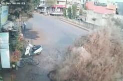 On Camera: महाराष्ट्र में पानी की पाइपलाइन फटने के बाद सड़क पर दिखा ये मंजर On Camera: महाराष्ट्र में पानी की पाइपलाइन फटने के बाद सड़क पर दिखा ये मंजर