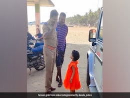 पुलिसकर्मी के पास दौड़कर गई छोटी बच्ची, फिर सामने खड़े होकर किया सलाम, Video ने जीता लोगों का दिल पुलिसकर्मी के पास दौड़कर गई छोटी बच्ची, फिर सामने खड़े होकर किया सलाम, Video ने जीता लोगों का दिल