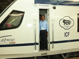 एशिया की पहली महिला लोको पायलट सुरेखा यादव की एक और उपलब्धि, सोलापुर से CSMT तक चलायी वंदे भारत एक्सप्रेस एशिया की पहली महिला लोको पायलट सुरेखा यादव की एक और उपलब्धि, सोलापुर से CSMT तक चलायी वंदे भारत एक्सप्रेस