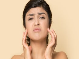चेहरे पर हल्दी लगाते वक्त रखना चाहिए कुछ बातों का ध्यान, छोटी सी गलती त्वचा पर पड़ सकती है भारी  चेहरे पर हल्दी लगाते वक्त रखना चाहिए कुछ बातों का ध्यान, छोटी सी गलती त्वचा पर पड़ सकती है भारी