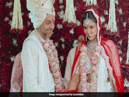 शादी के चंद मिनट में ही दलजीत कौर ने बदला डाला अपना सरनेम, देखें एक्ट्रेस की दूसरी शादी की पहली तस्वीर शादी के चंद मिनट में ही दलजीत कौर ने बदला डाला अपना सरनेम, देखें एक्ट्रेस की दूसरी शादी की पहली तस्वीर