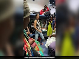 चलती ट्रेन में भीड़ के बीच लड़की ने किया 'पुष्पा' के 'सामी-सामी' गाने पर डांस, VIDEO देख भूल जाएंगे रश्मिका मंदाना को चलती ट्रेन में भीड़ के बीच लड़की ने किया 'पुष्पा' के 'सामी-सामी' गाने पर डांस, VIDEO देख भूल जाएंगे रश्मिका मंदाना को