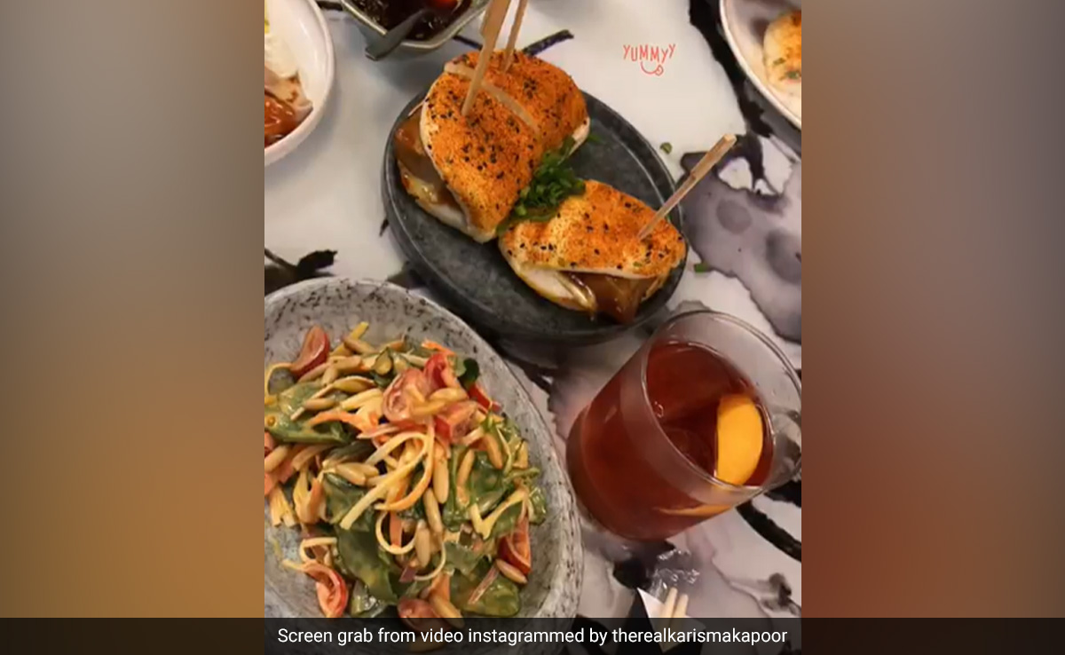 करिश्मा कपूर ने लेट नाइट डिनर में एशियन फूड का उठाया लुफ्त, यहां देखें तस्वीरें करिश्मा कपूर ने लेट नाइट डिनर में एशियन फूड का उठाया लुफ्त, यहां देखें तस्वीरें