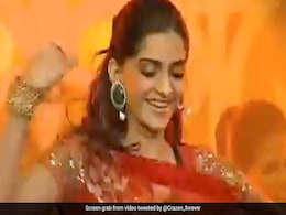 सोनम कपूर के डांस का पुराना Video वायरल, IIFA Awards में किया था परफॉर्म, लोग बोले- बच्ची स्कूल फंक्शन में Dance कर रही सोनम कपूर के डांस का पुराना Video वायरल, IIFA Awards में किया था परफॉर्म, लोग बोले- बच्ची स्कूल फंक्शन में Dance कर रही