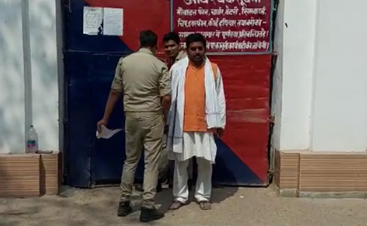 UP: हत्या समेत कई मामलों में फरार BJP नेता विधायक के घर से भागते वक्त अरेस्ट