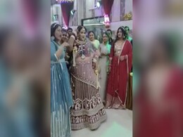 VIDEO: एंट्री के दौरान बहन संग दुल्हन ने किया ऐसा काम, देखते रह गए लोग VIDEO: एंट्री के दौरान बहन संग दुल्हन ने किया ऐसा काम, देखते रह गए लोग