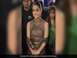 पैपारजी ने की वॉक की तारीफ तो रश्मिका मंदाना ने यूं मटकाई आंखें, क्यूट अदाओं के दीवाने हुए फैन्स, देखें VIDEO पैपारजी ने की वॉक की तारीफ तो रश्मिका मंदाना ने यूं मटकाई आंखें, क्यूट अदाओं के दीवाने हुए फैन्स, देखें VIDEO