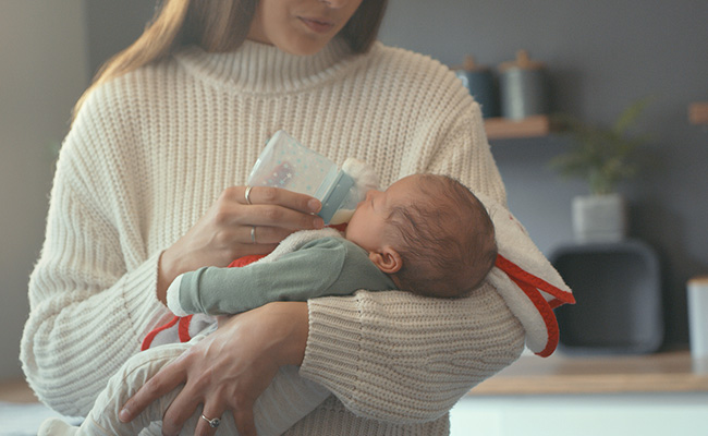 क्या आप भी अपने Baby को पिलाती हैं पाउडर वाला दूध तो जान लीजिए उसके नुकसान