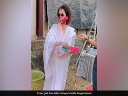 Kangana Ranaut पर चढ़ा होली का रंग, टीम के लिए रखी खास दावत, तस्वीरें देख मुंह में आ जाएगा पानी Kangana Ranaut पर चढ़ा होली का रंग, टीम के लिए रखी खास दावत, तस्वीरें देख मुंह में आ जाएगा पानी