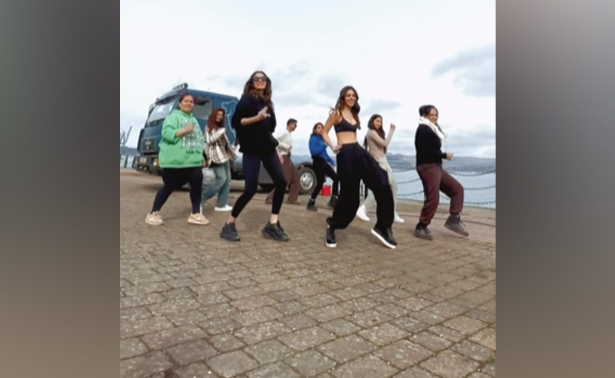 Alaya F And Manushi Chhillar Groove To Shah Rukh Khan's Iconic Track. Internet Is Impressed