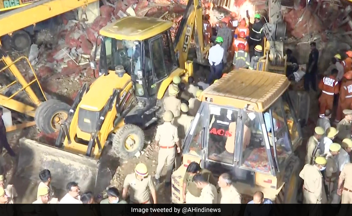 यूपी: चंदौसी में कोल्ड स्टोरेज के चेंबर की छत गिरी.. 8 के मौत की पुष्टि, FIR दर्ज